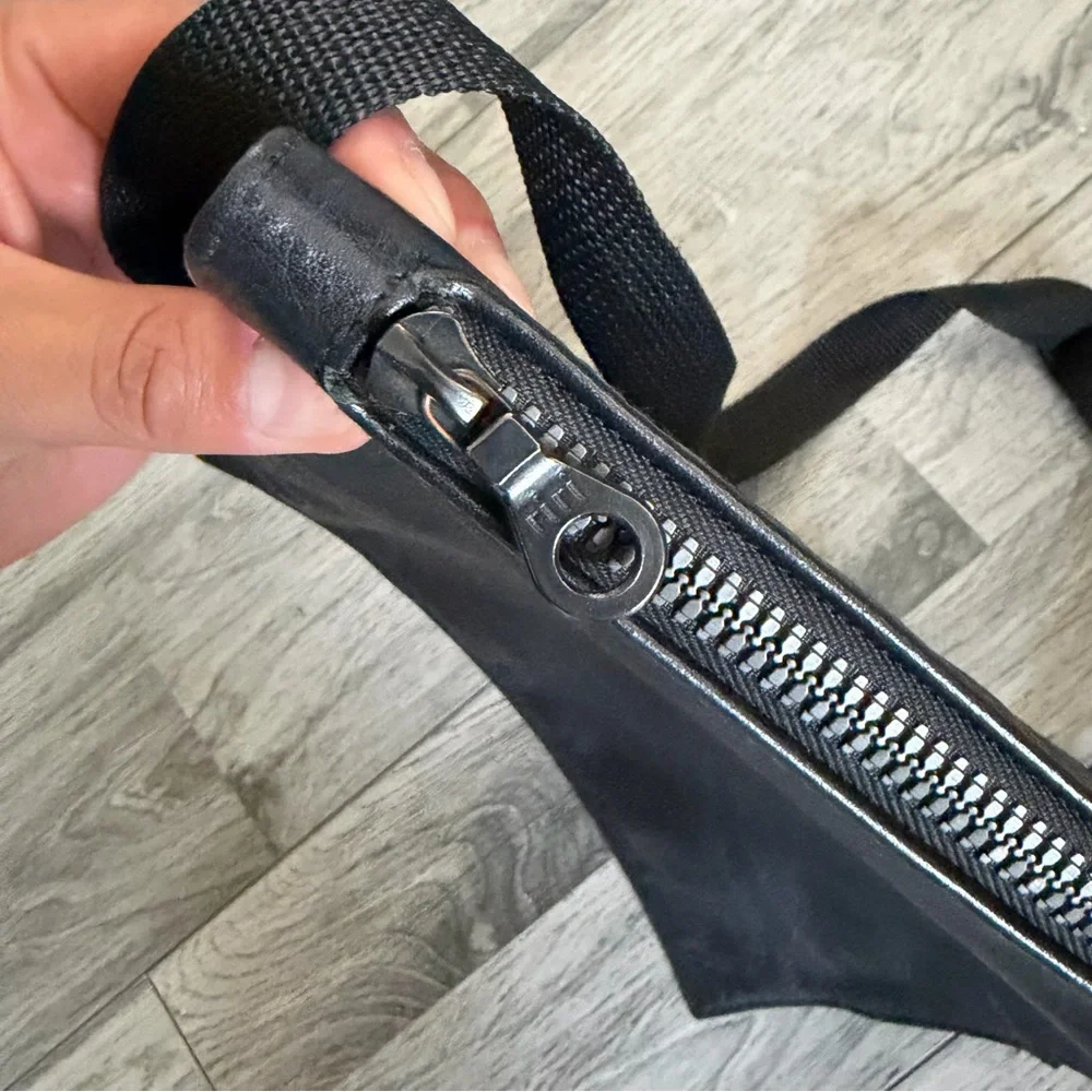 Adriana Caras Minimalist Black Crossbody Leather Shoulder Bag Riri Zippers - Picture 3 of 6